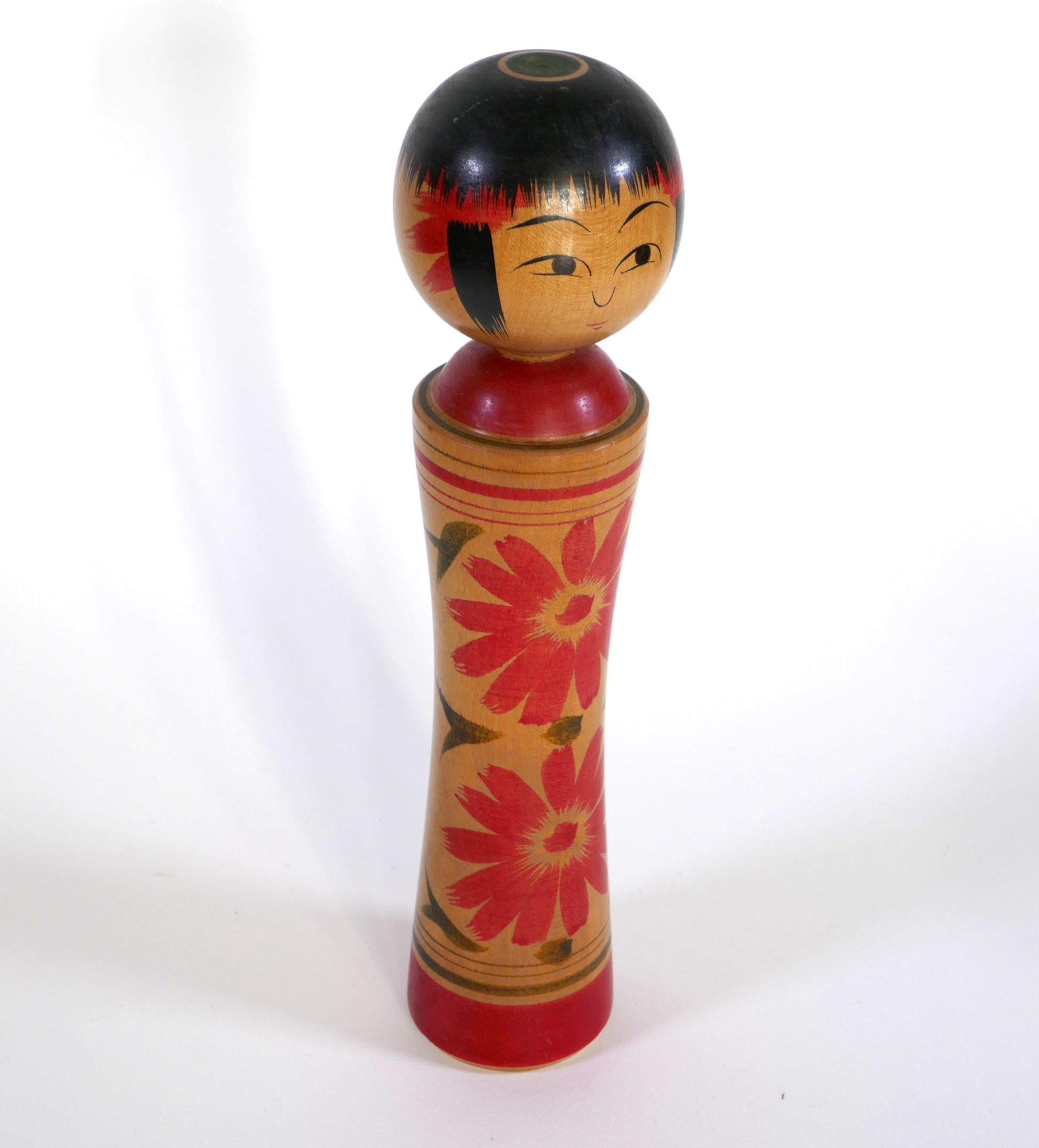 Kokeshi artisanale japonaise de Mamoru Izu, style Ginzan – vue de profil trois quarts