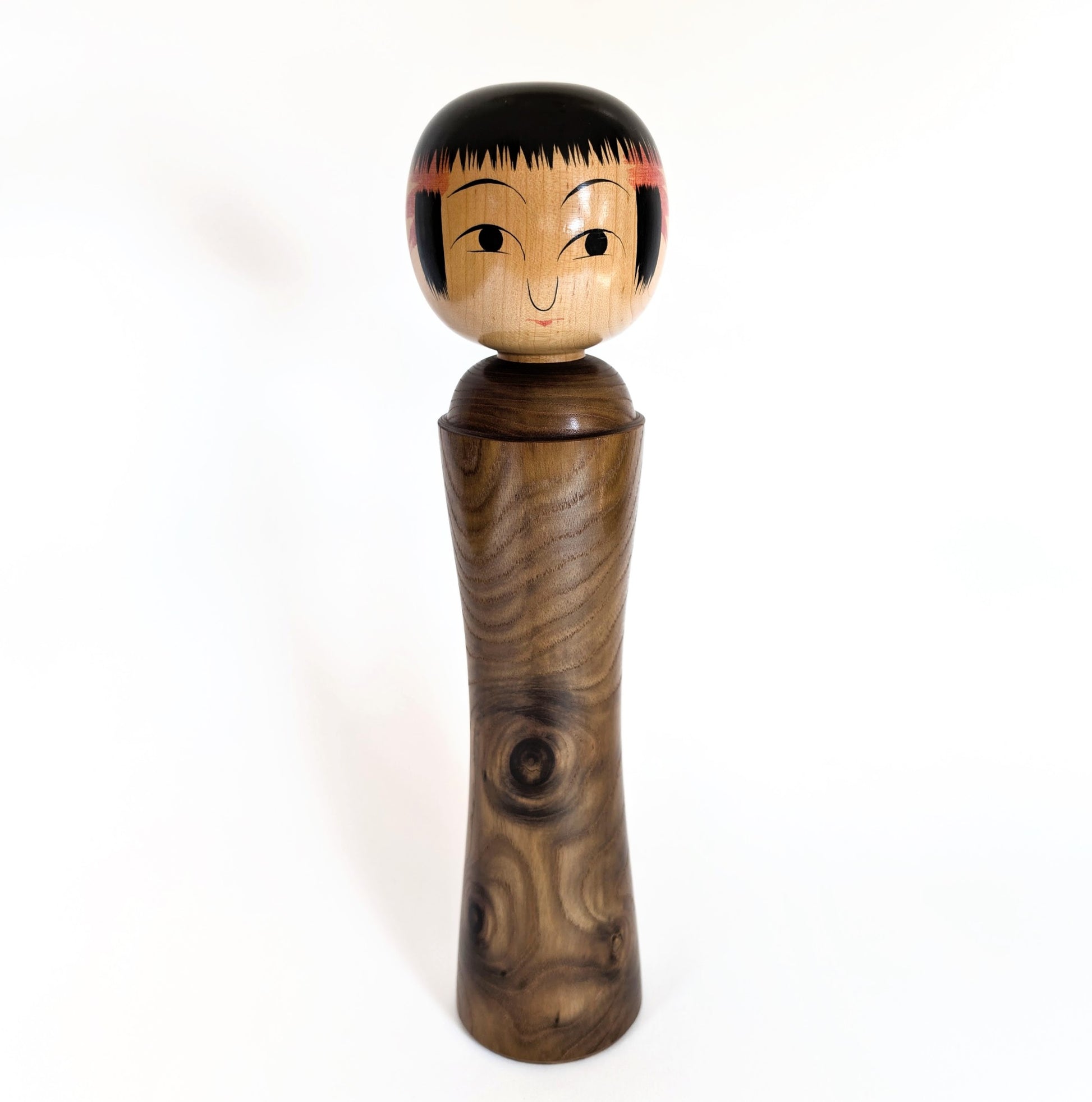 Kokeshi traditionnelle japonaise de style Naruko Ginzan, artisan Mamoru Izu – vue de face