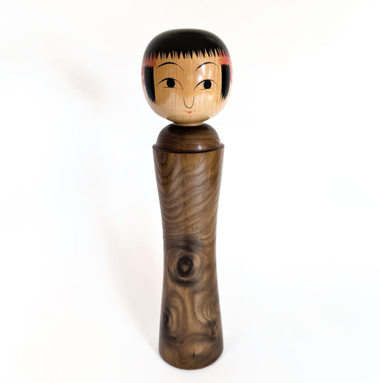 Kokeshi traditionnelle japonaise de style Naruko Ginzan, artisan Mamoru Izu – vue de face