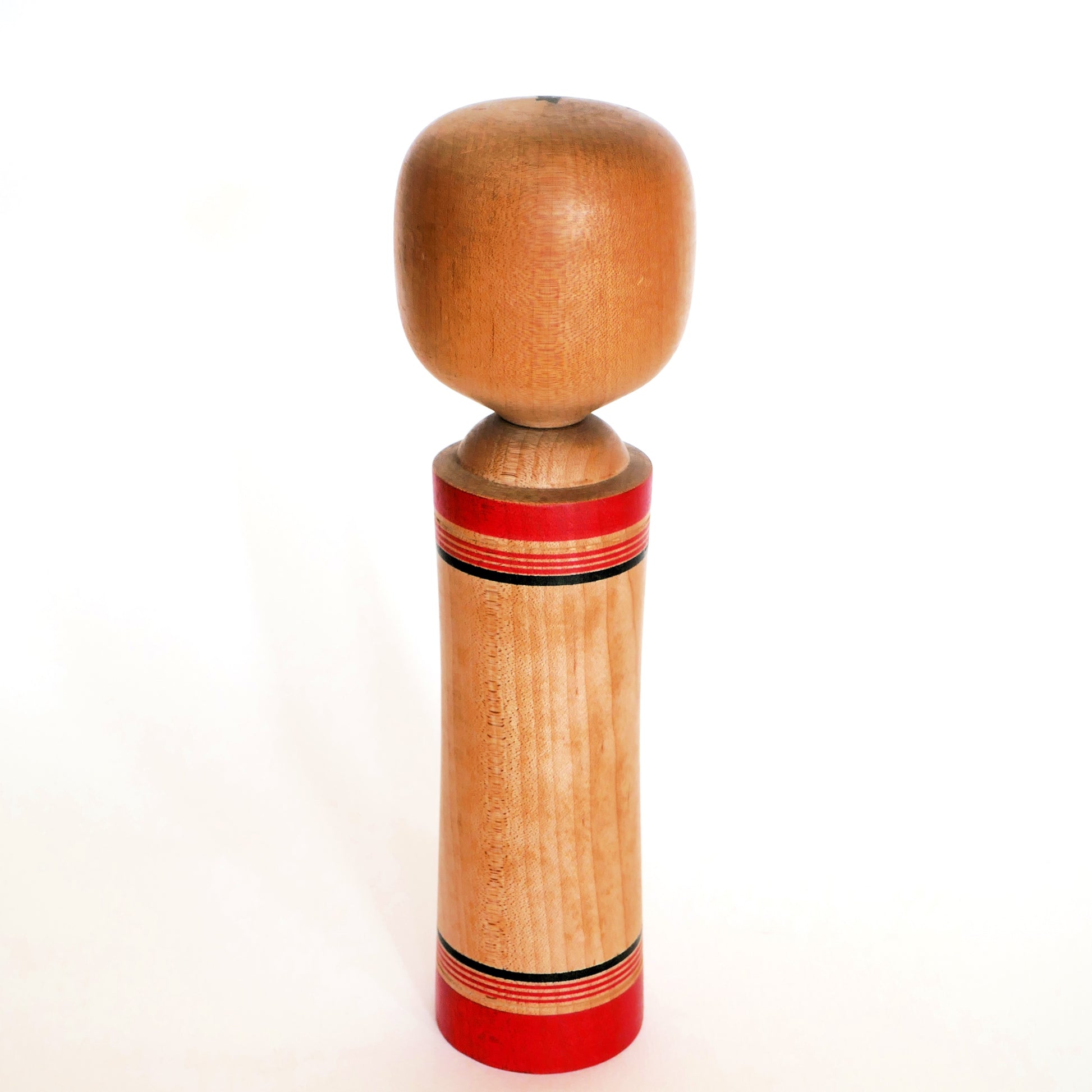 Vue arrière d’une poupée kokeshi traditionnelle japonaise de Honda Isao.