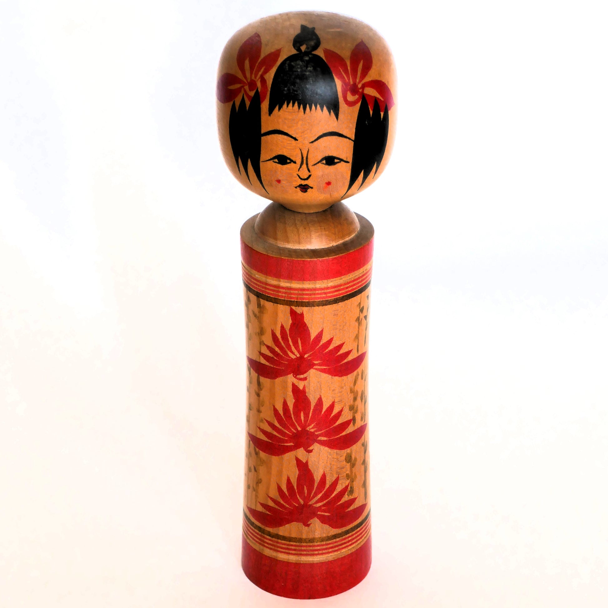 Poupée kokeshi artisanale en bois, style Naruko, décorée de fleurs rouges, visage rafiné