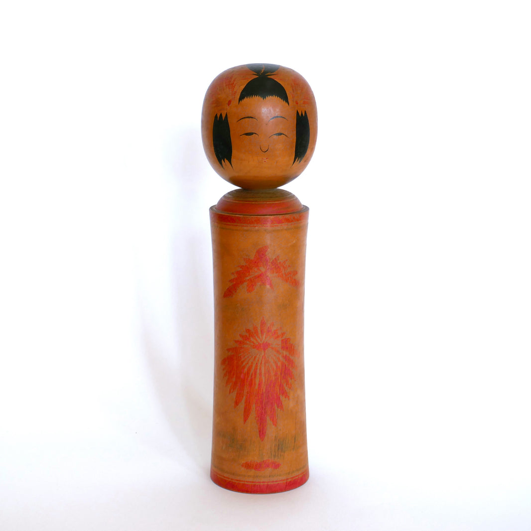 Kokeshi japonaise de Naruko, vue de face, signée par Okazaki Hitoshi, 33 cm.