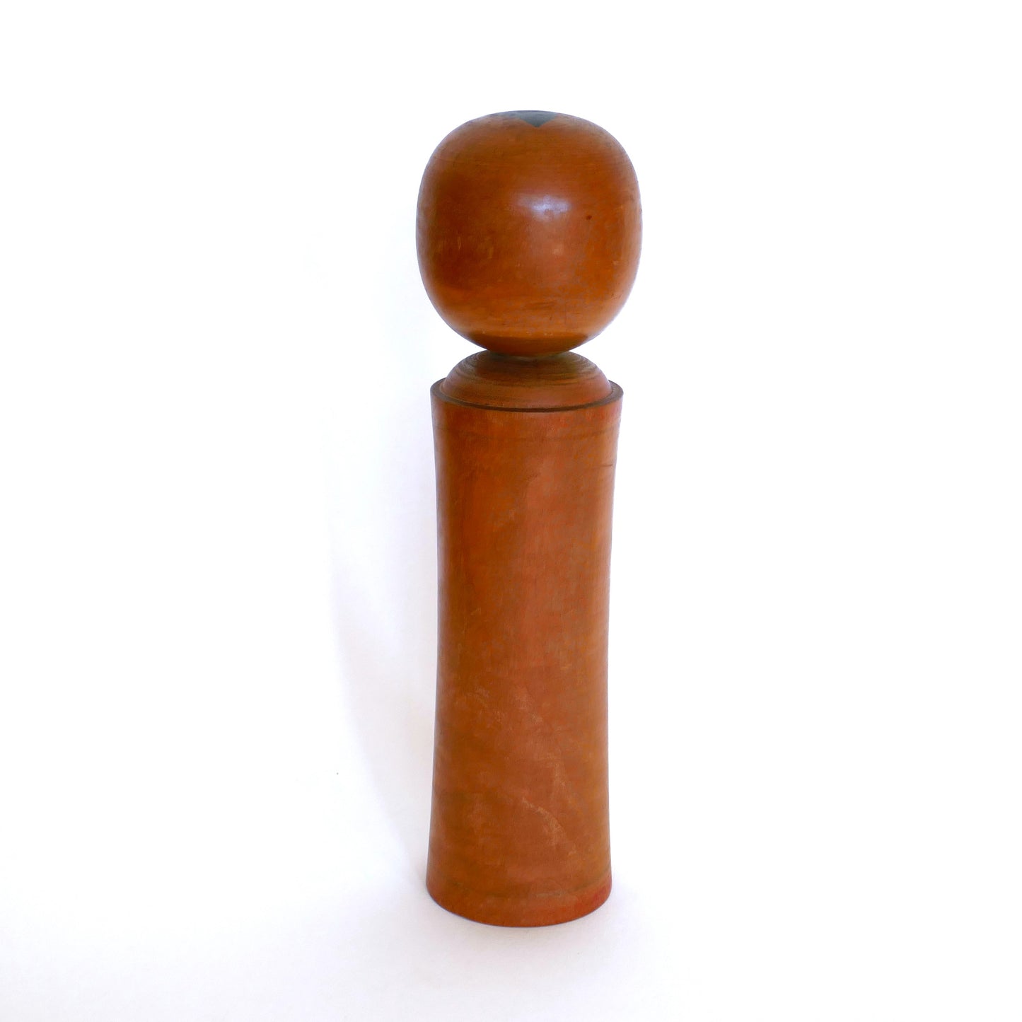 Vue arrière de la kokeshi traditionnelle fabriquée à Naruko par Okazaki Hitoshi.