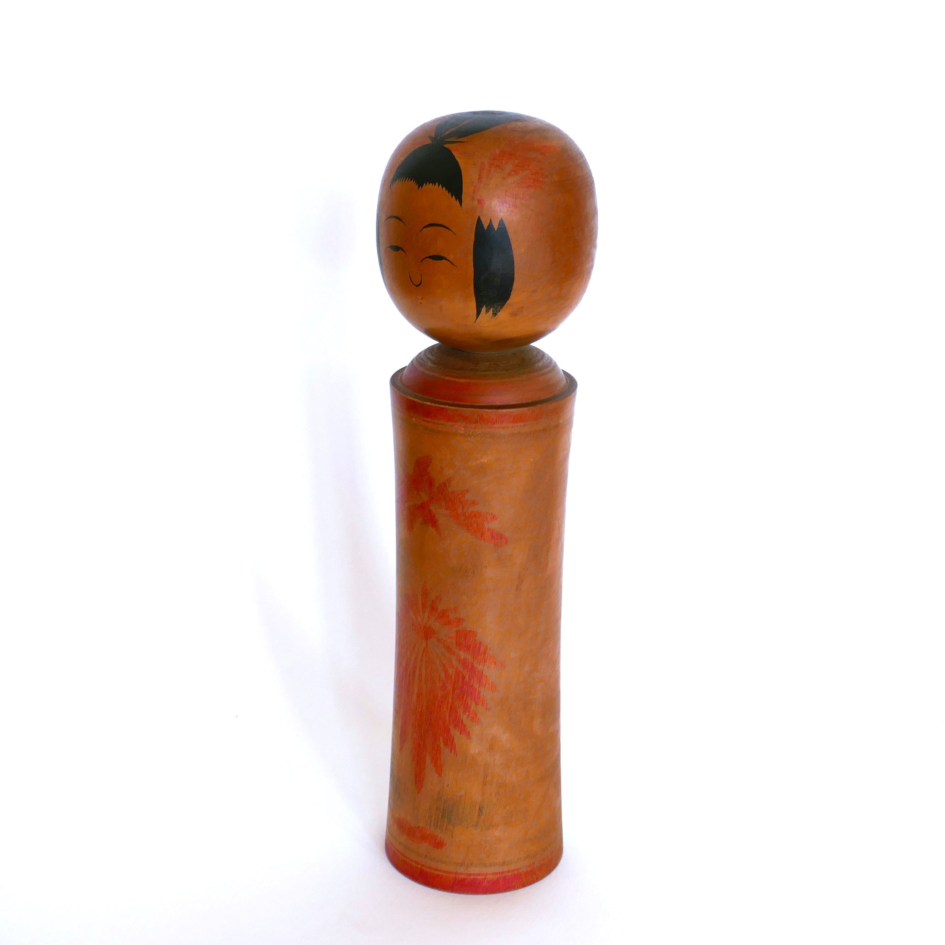 Profil gauche de la kokeshi de 1963 fabriquée par Okazaki Hitoshi.