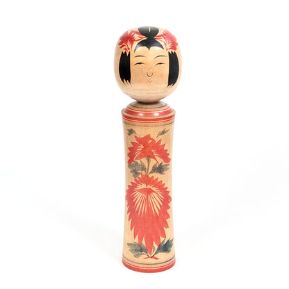 Kokeshi Naruko de 28 cm par Okazaki Seishi, 岡崎斉司, décorée d’un grand chrysanthème hishigiku rouge traditionnel.