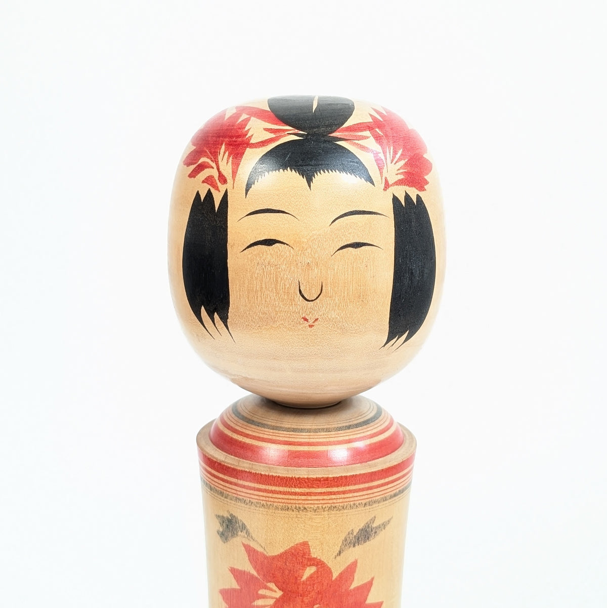 Visage d’une kokeshi traditionnelle Naruko par Okazaki Seishi, 岡崎斉司, poupée japonaise en bois peinte à la main.