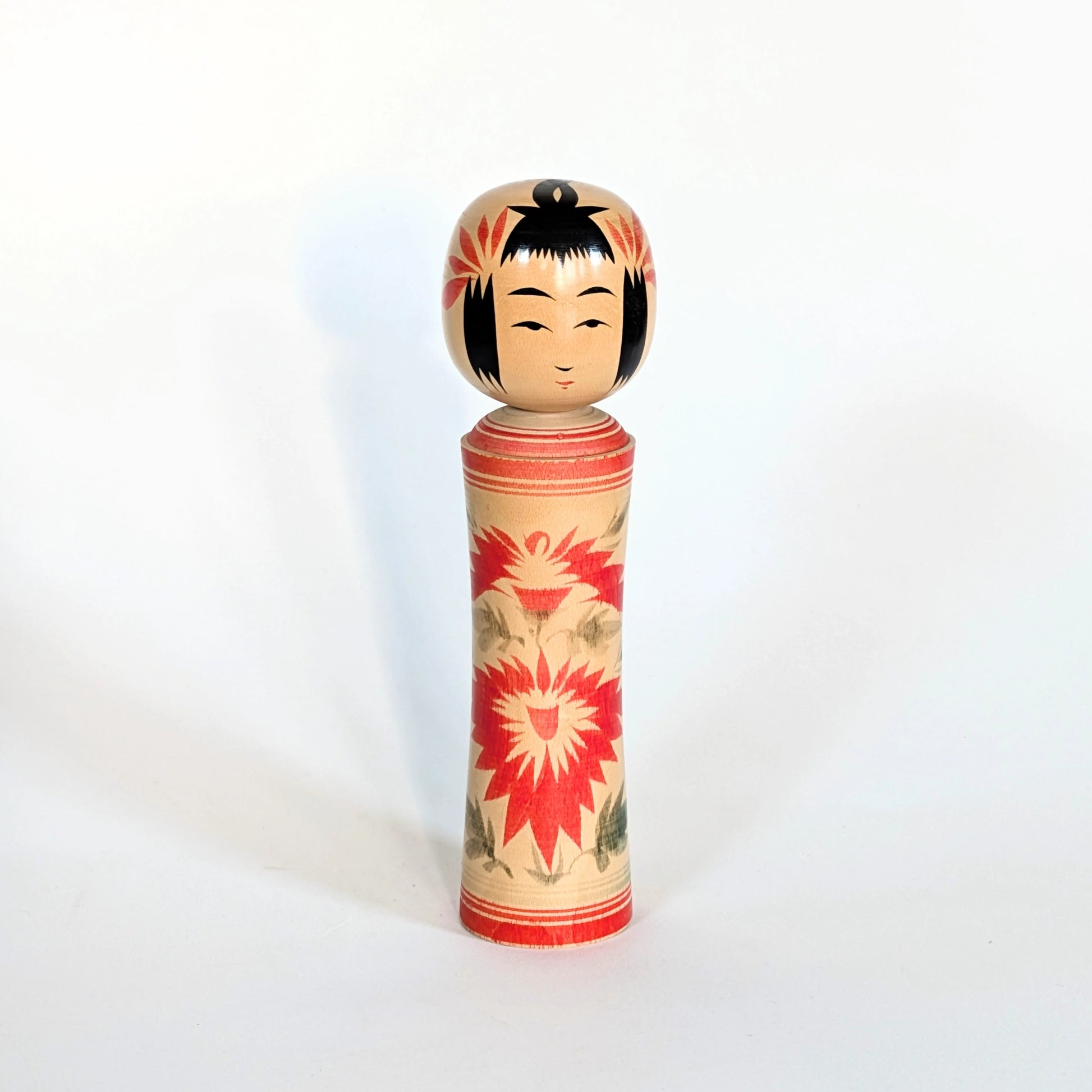 Kokeshi Naruko japonaise traditionnelle en bois, vue de face sur fond blanc. Par Sato Kazuo