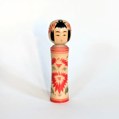 Kokeshi Naruko japonaise traditionnelle en bois, vue de face sur fond blanc. Par Sato Kazuo