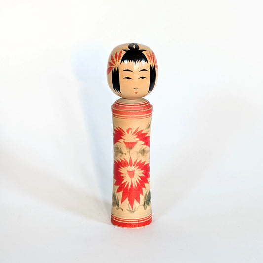 Kokeshi Naruko japonaise traditionnelle en bois, vue de face sur fond blanc. Par Sato Kazuo