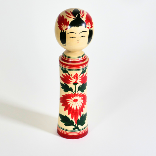 Profil d'une kokeshi Naruko signée Hayasaka Setsuko, style traditionnel du Miyagi