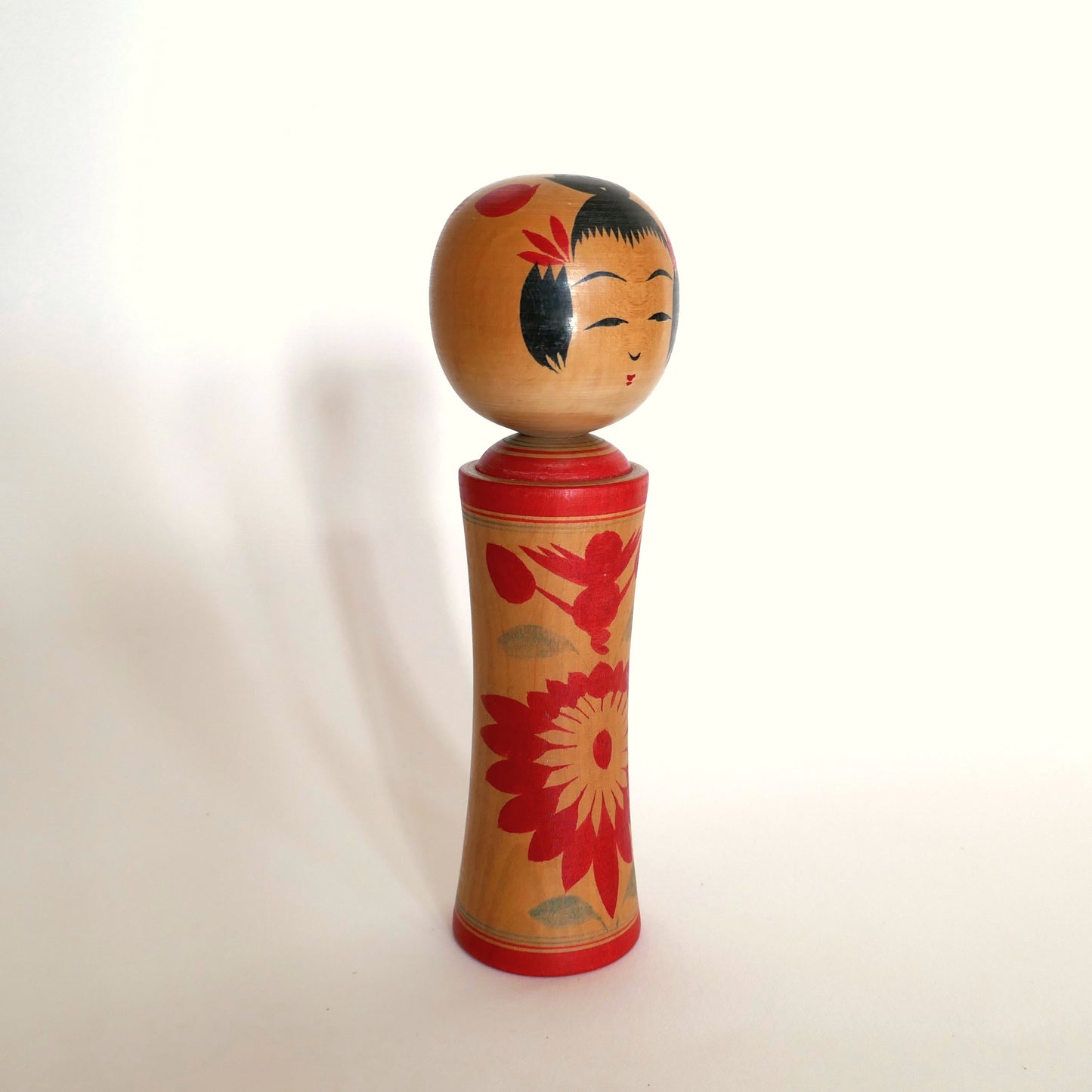Kokeshi japonaise vintage - Style Naruko chrysanthèmes – signée Kojima Chōjirō (小島長治郎) – 21 cm