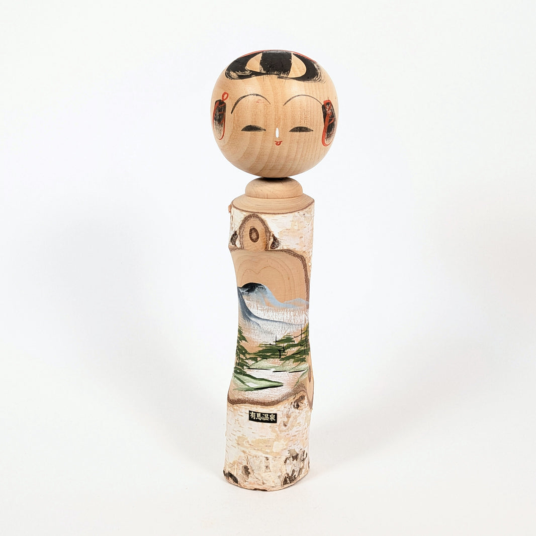 Kokeshi omiyage Arima Onsen, poupée japonaise en bois avec paysage peint de rivière, montagnes et étiquette 有馬温泉