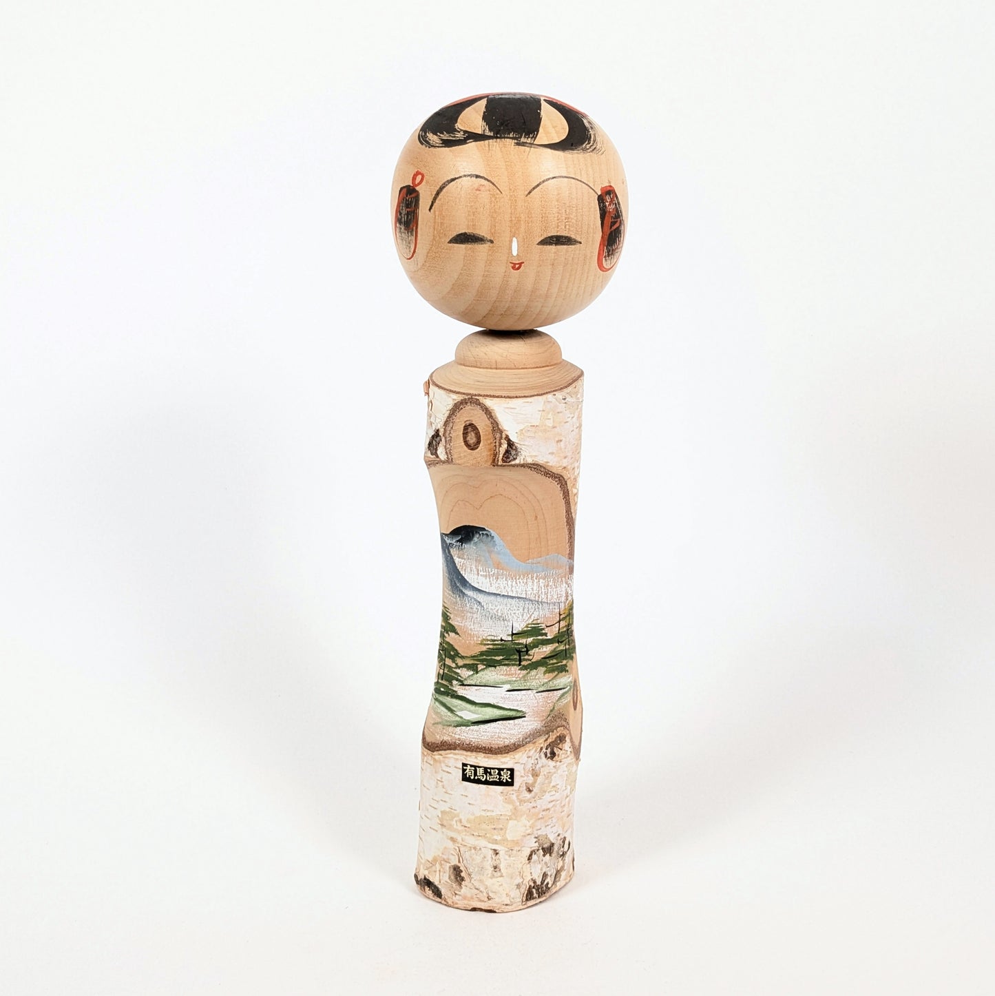 Kokeshi omiyage Arima Onsen, poupée japonaise en bois avec paysage peint de rivière, montagnes et étiquette 有馬温泉