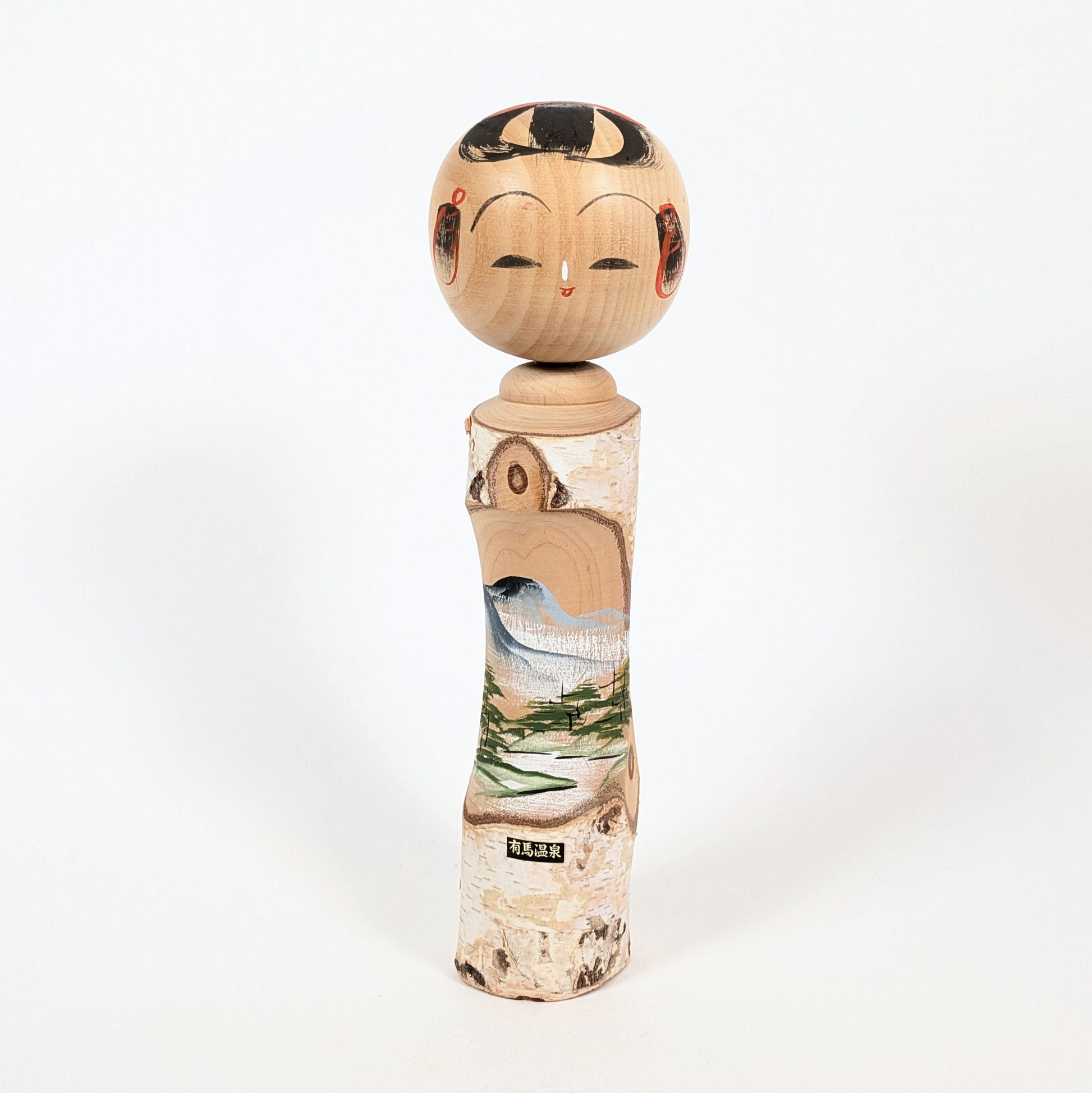 Kokeshi omiyage Arima Onsen, poupée japonaise en bois avec paysage peint de rivière, montagnes et étiquette 有馬温泉