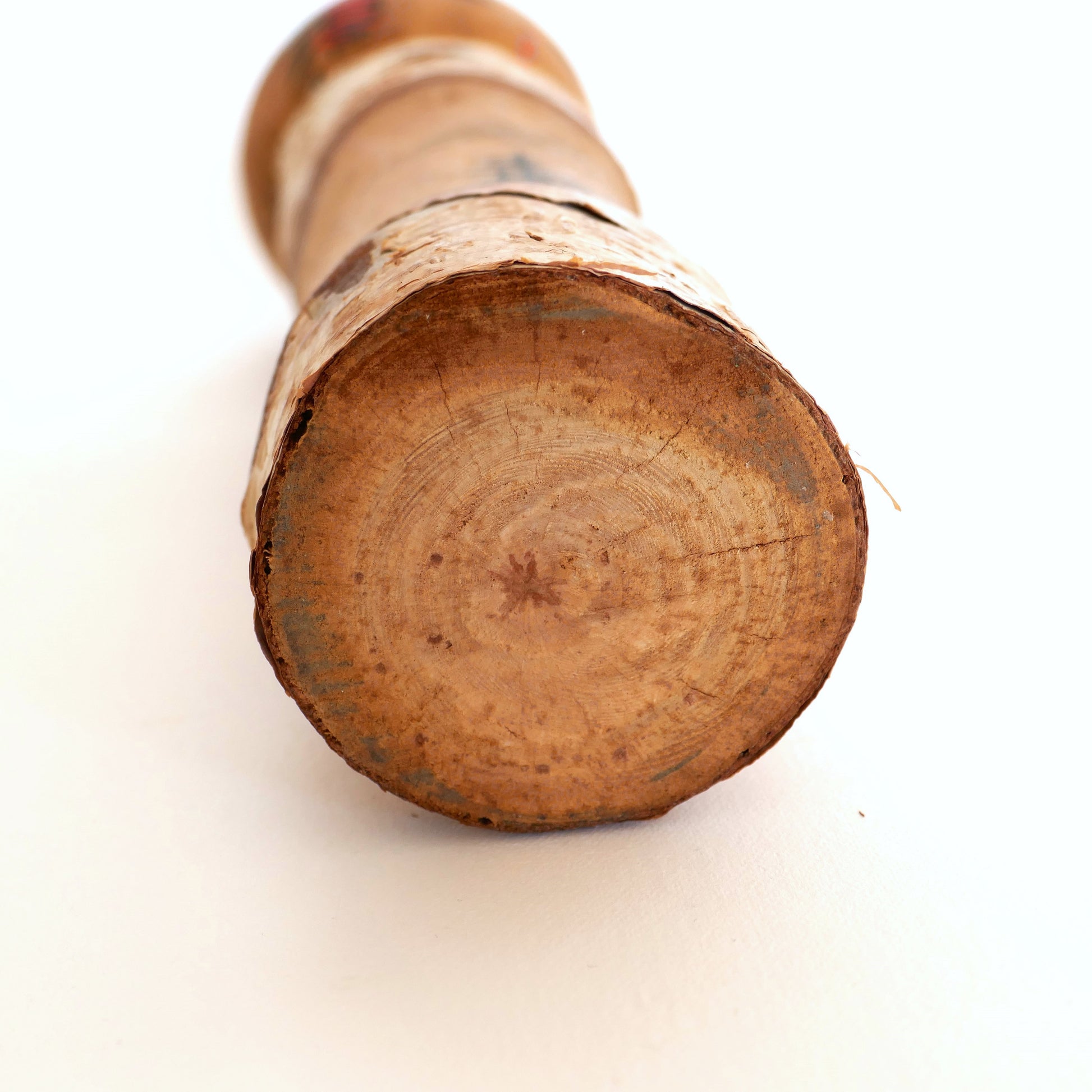 Base en bois brut d’une kokeshi souvenir des années 1950-70, non signée.