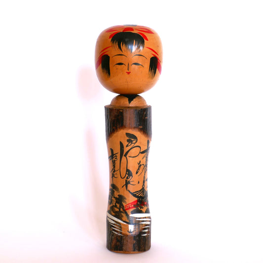 Kokeshi japonaise de type omiyage signée Iwasaki – décor de pont rouge et temple dans la montagne, peinture traditionnelle