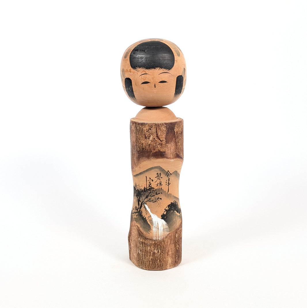Kokeshi omiyage japonaise signée 香村 par Sato Kôson, avec peinture sumi-e du Mont Bandai à Aizu, Fukushima.
