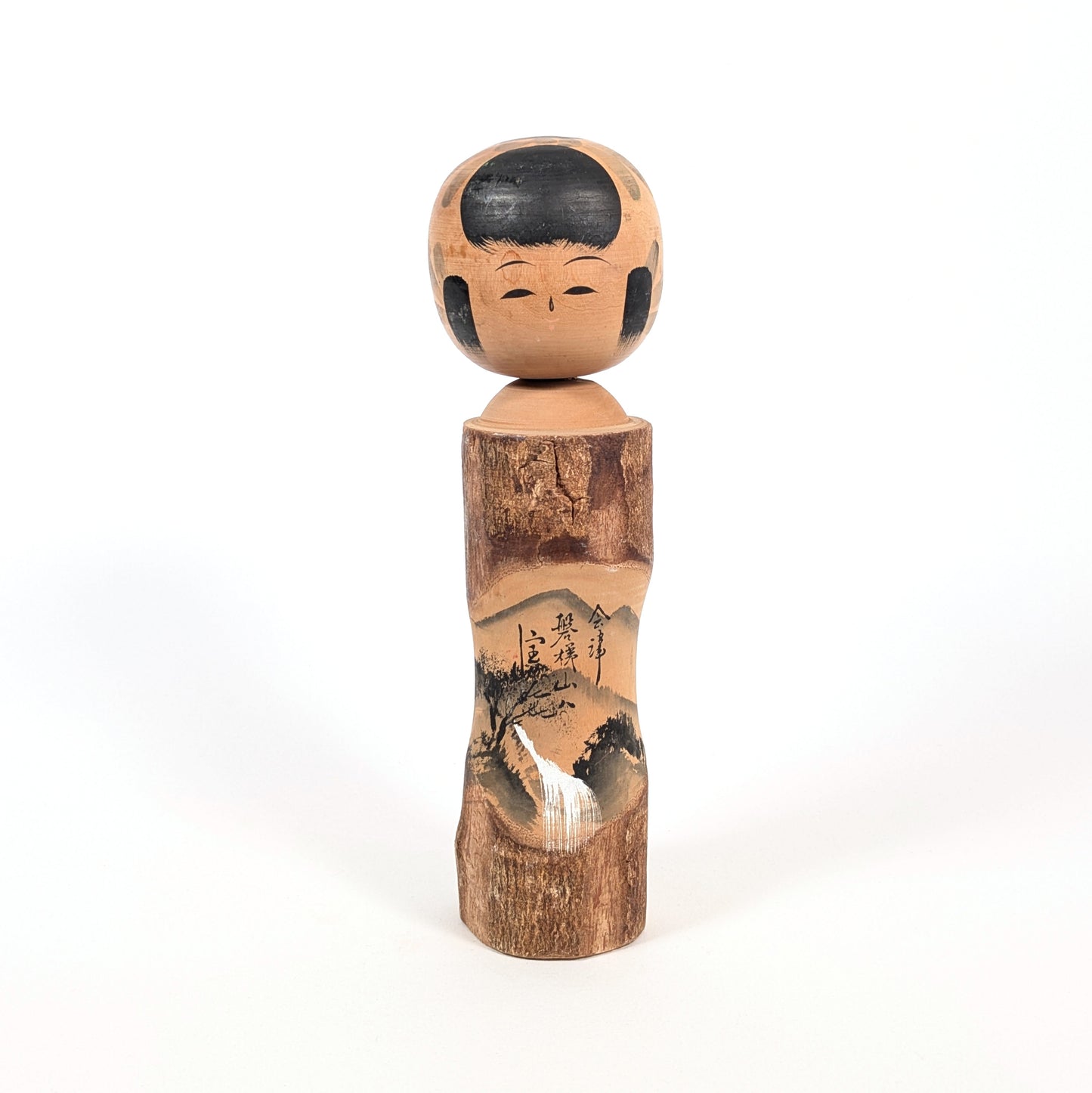 Kokeshi omiyage japonaise signée 香村 par Sato Kôson, avec peinture sumi-e du Mont Bandai à Aizu, Fukushima.