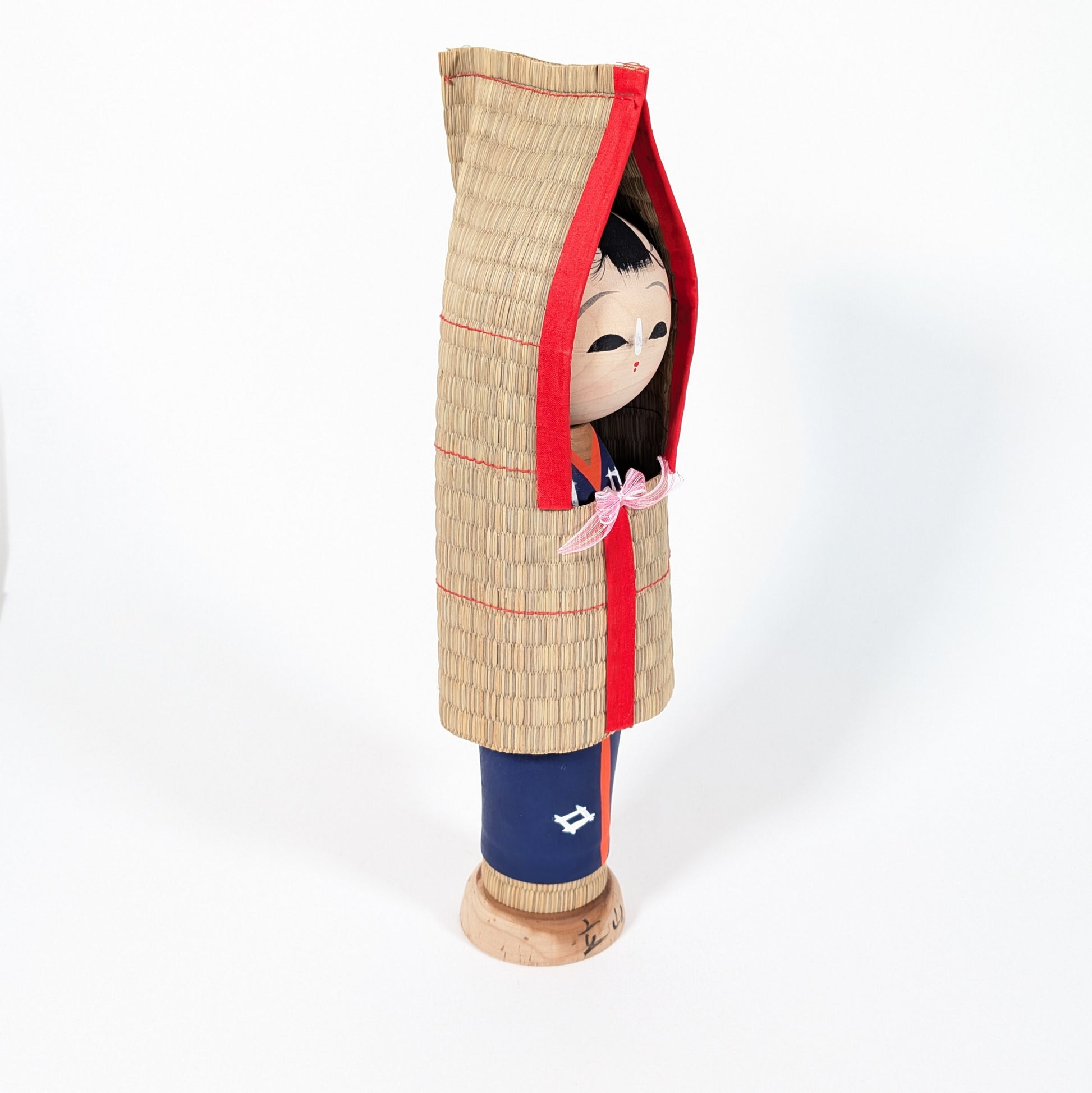 Kokeshi omiyage Tateyama liée à la route alpine japonaise, figurine souvenir vintage du Japon et de ses paysages enneigés