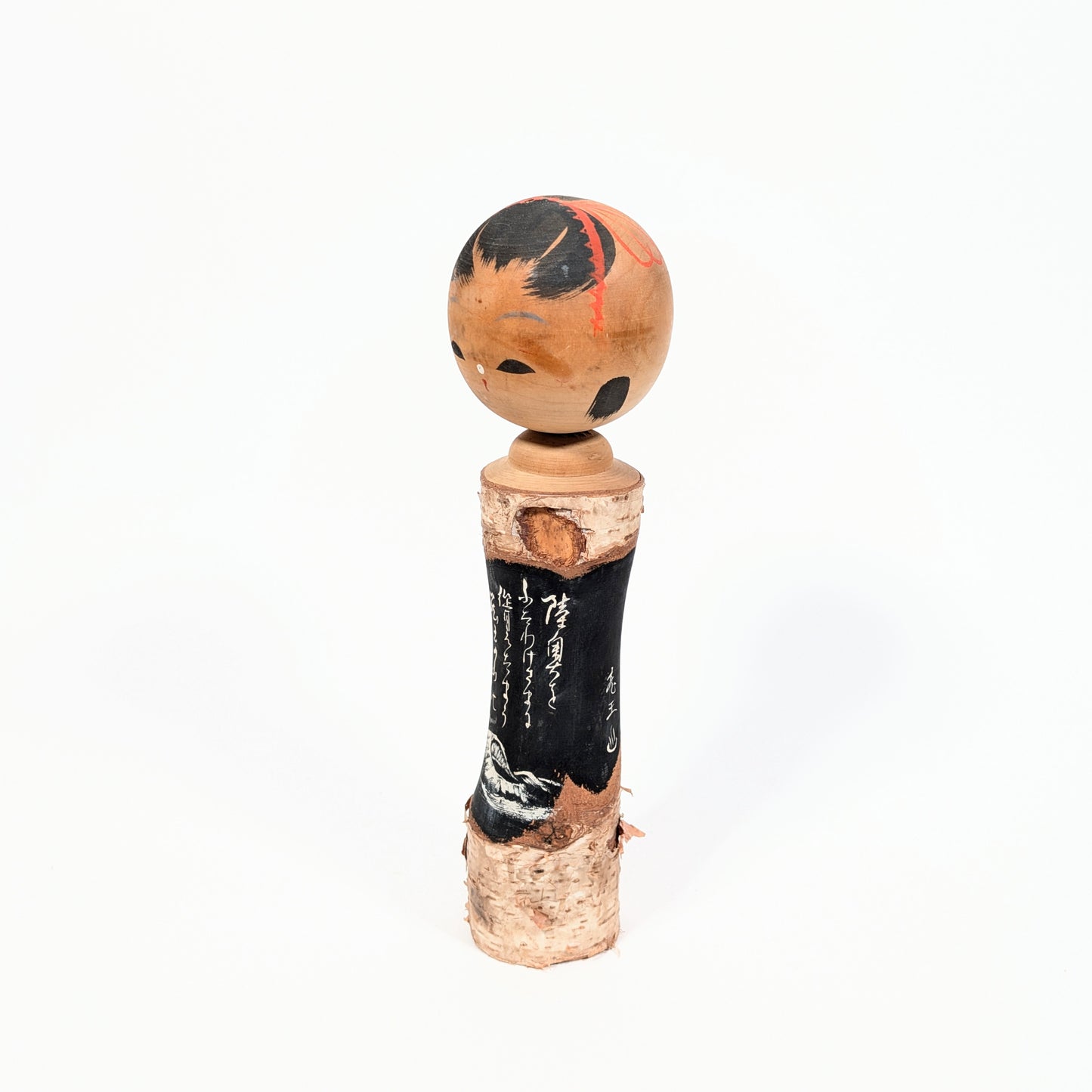 Kokeshi japonaise de Zao Onsen avec fond noir, poème calligraphié blanc et peinture du mont Zao