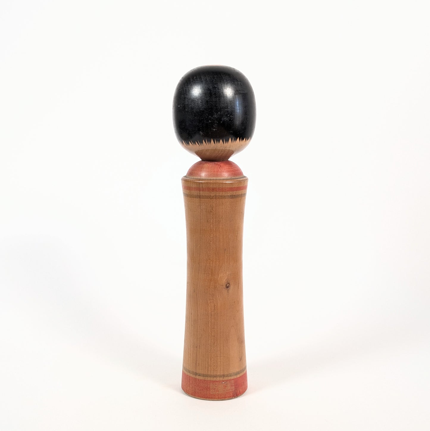 Kokeshi Oshin Ginzan par Mamoru Izu, vue de dos, poupée japonaise en bois peint avec coiffure okappa noire