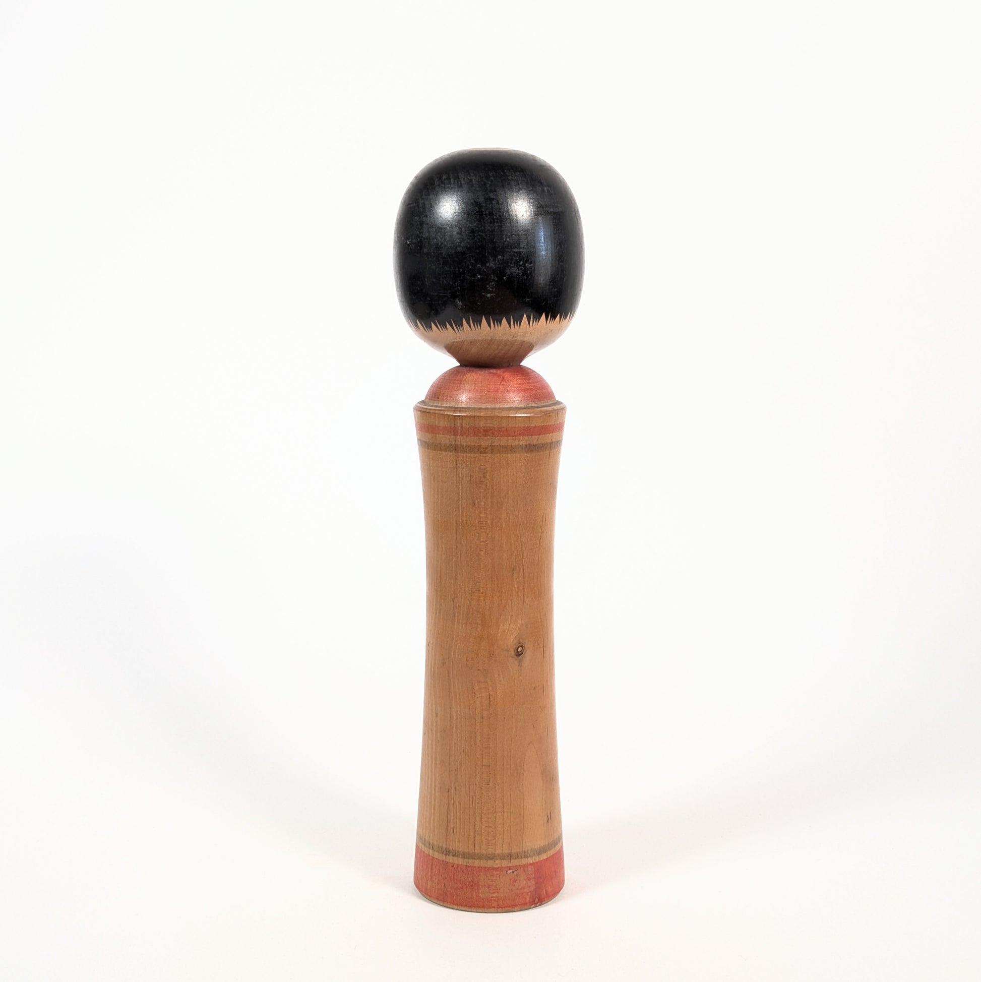 Kokeshi Oshin Ginzan par Mamoru Izu, vue de dos, poupée japonaise en bois peint avec coiffure okappa noire