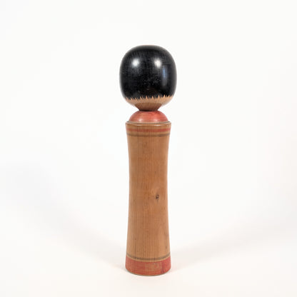 Kokeshi Oshin Ginzan par Mamoru Izu, vue de dos, poupée japonaise en bois peint avec coiffure okappa noire