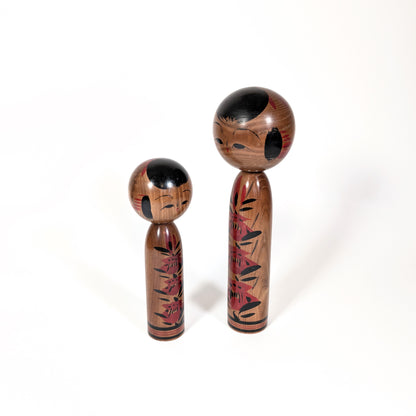 Kokeshi oyako représentant une mère et son enfant, poupées japonaises en bois issues de l’art populaire japonais de l’ère Showa