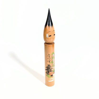 Kokeshi pinceau en bois avec paysage peint et calligraphie, souvenir d’Arima Onsen (有馬温泉)