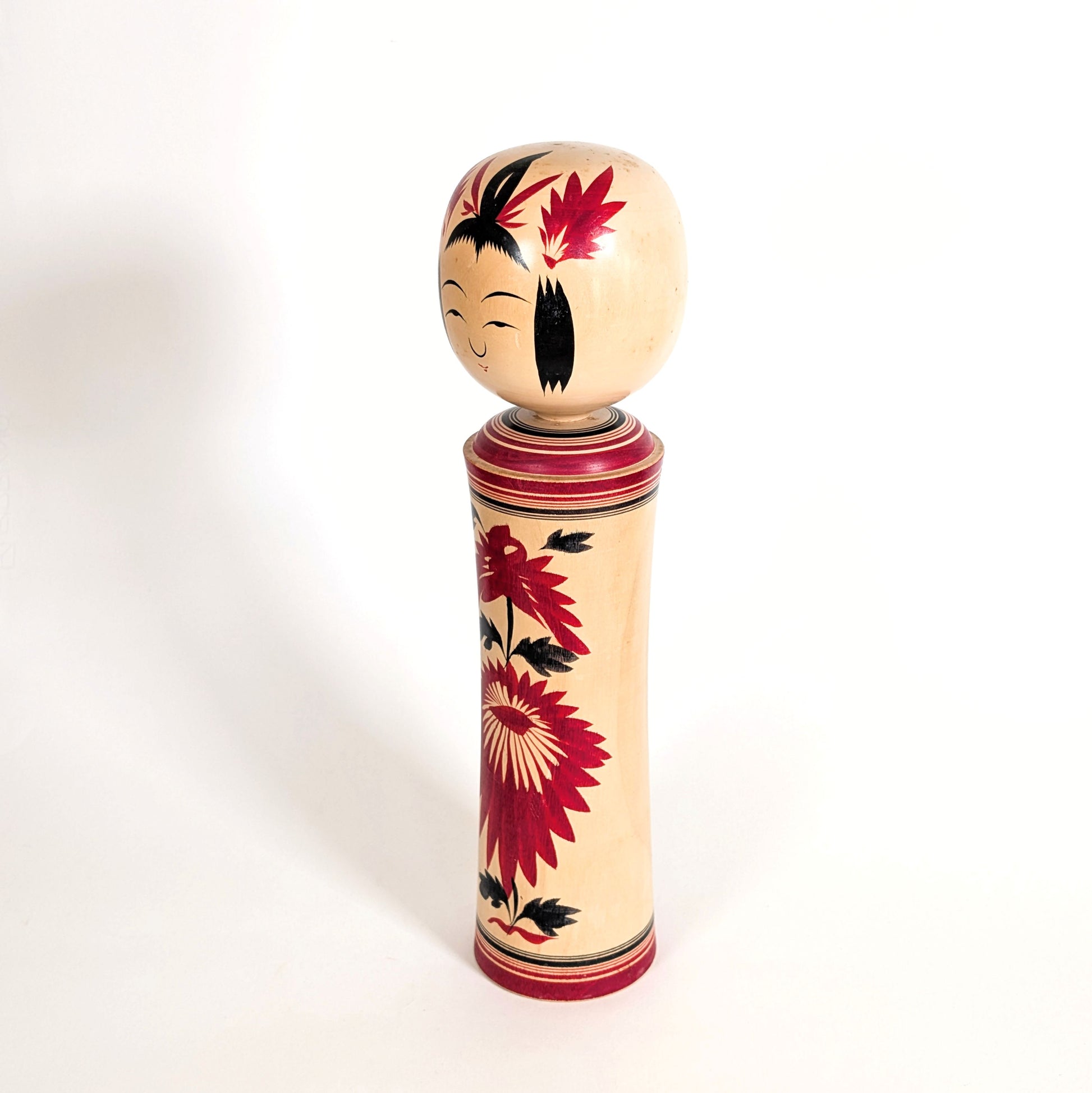 Poupée japonaise kokeshi vintage Naruko à motif chrysanthème, artisanat traditionnel