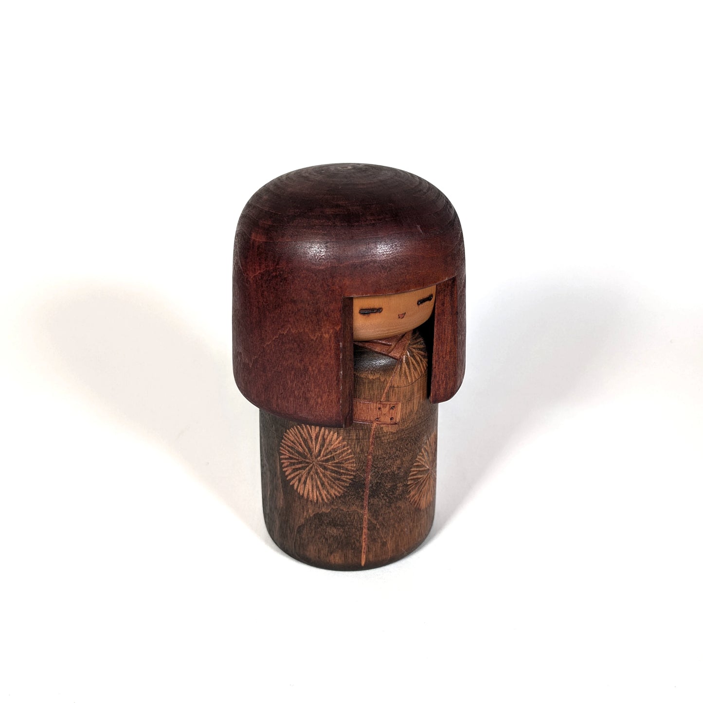Vue trois-quarts d’une poupée japonaise kokeshi sōsaku, sculpture artisanale japonaise signée Sansaku Sekiguchi