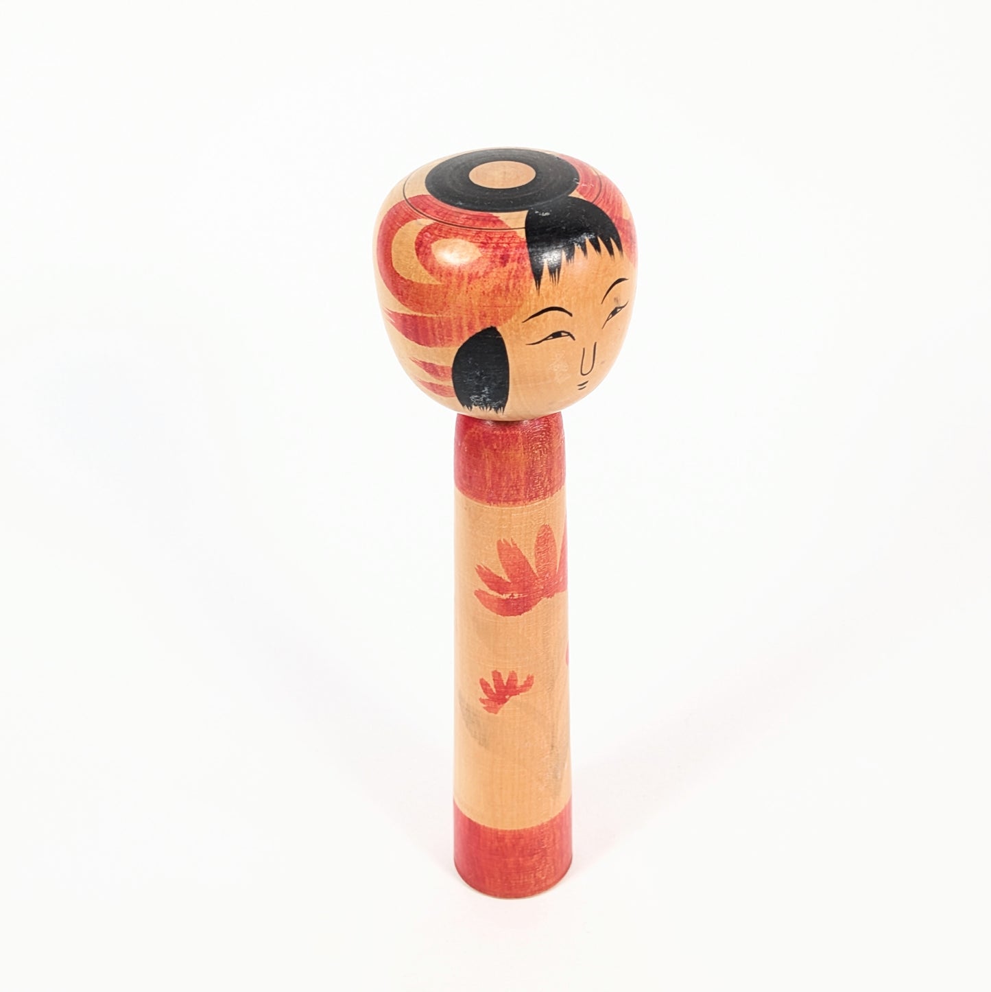 Kokeshi Sabako Tsuchiyu par Inage Yutaka avec motif janome sur la tête, visage fin et fleurs rouges peintes