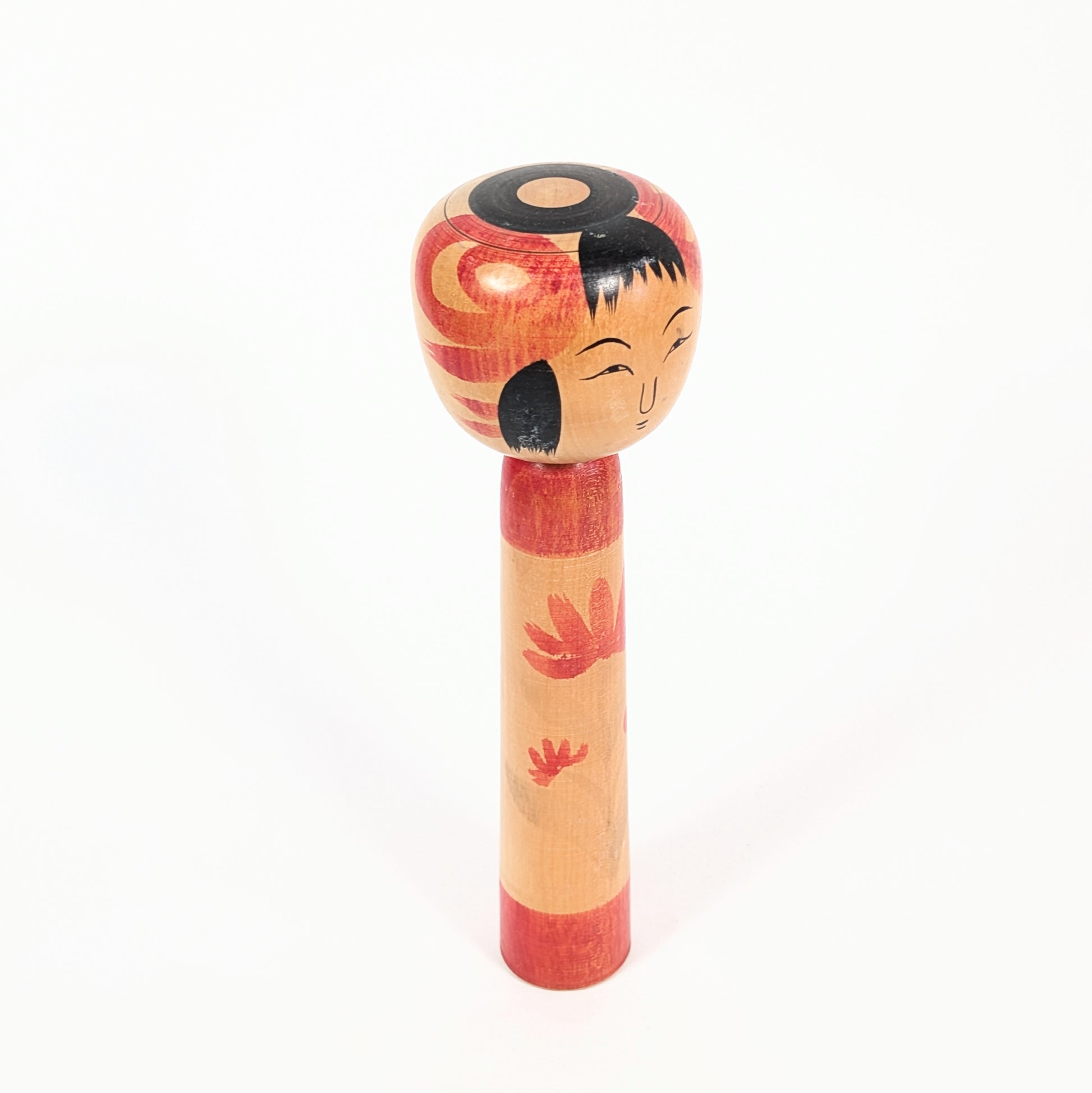 Kokeshi Sabako Tsuchiyu par Inage Yutaka avec motif janome sur la tête, visage fin et fleurs rouges peintes