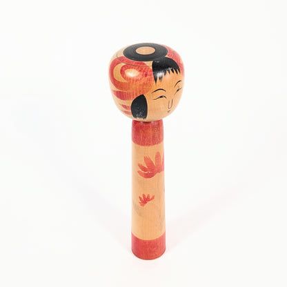 Kokeshi Sabako Tsuchiyu par Inage Yutaka avec motif janome sur la tête, visage fin et fleurs rouges peintes