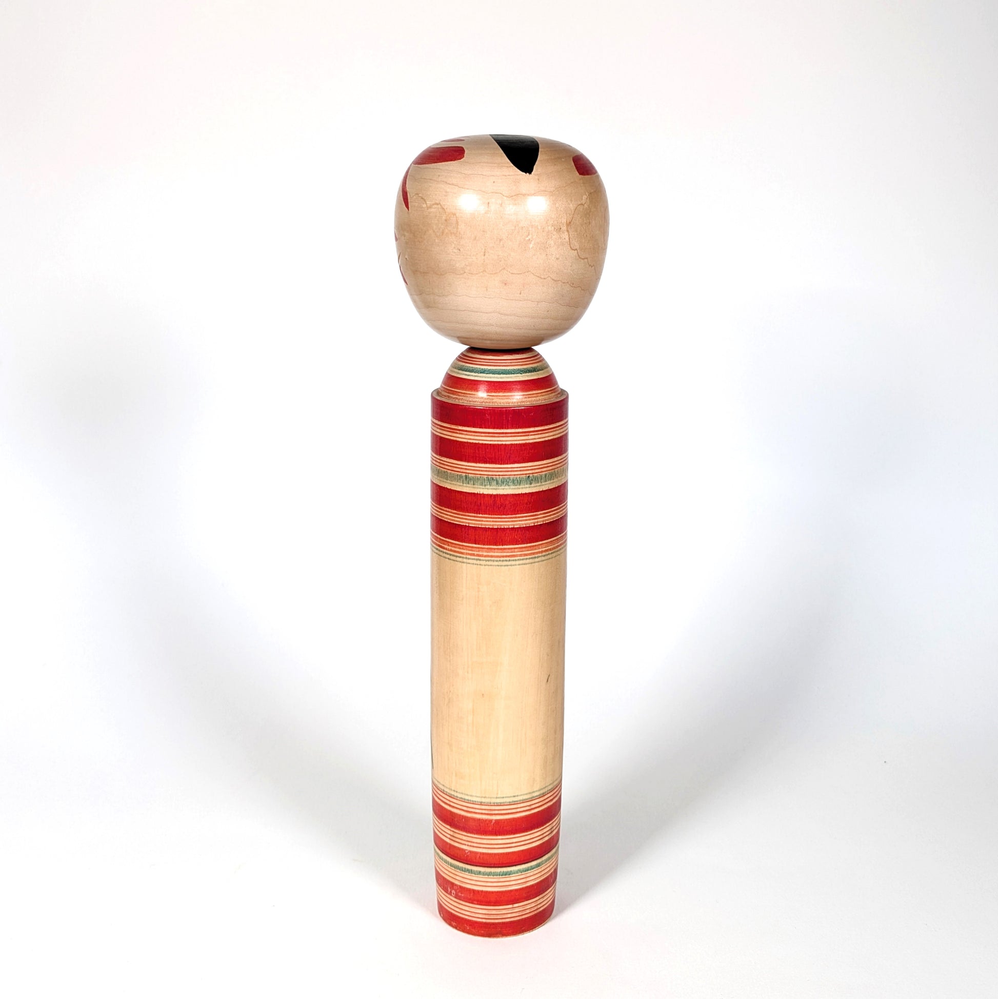 Dos d’une kokeshi Sakunami montrant le travail du bois tourné japonais traditionnel