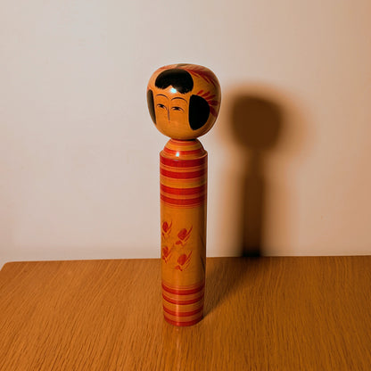 Kokeshi japonaise Sakunami en bois tourné par Hiraga Tadashi, grande poupée traditionnelle de l’ère Showa