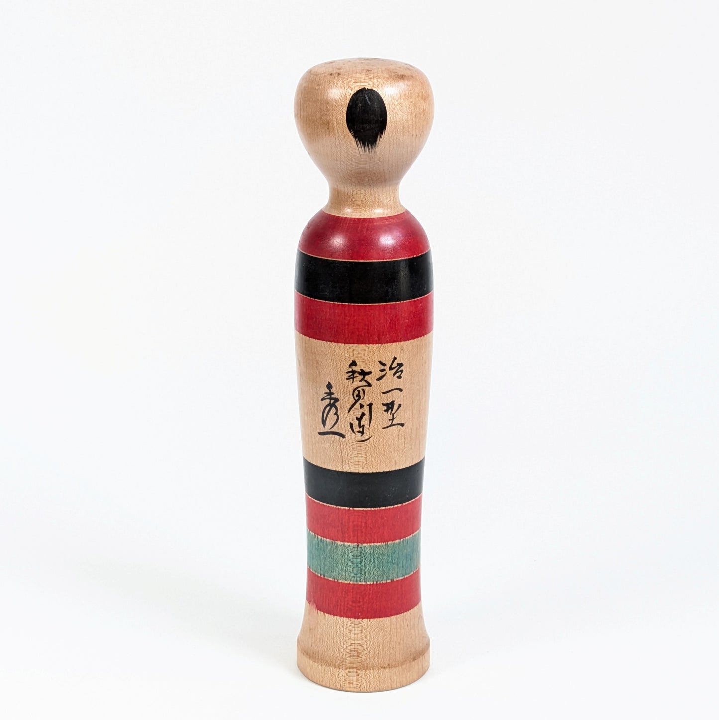 Dos d’une kokeshi traditionnelle Kijiyama signée Satō Hideichi 佐藤秀一 avec inscription Jiichi-gata 治一型