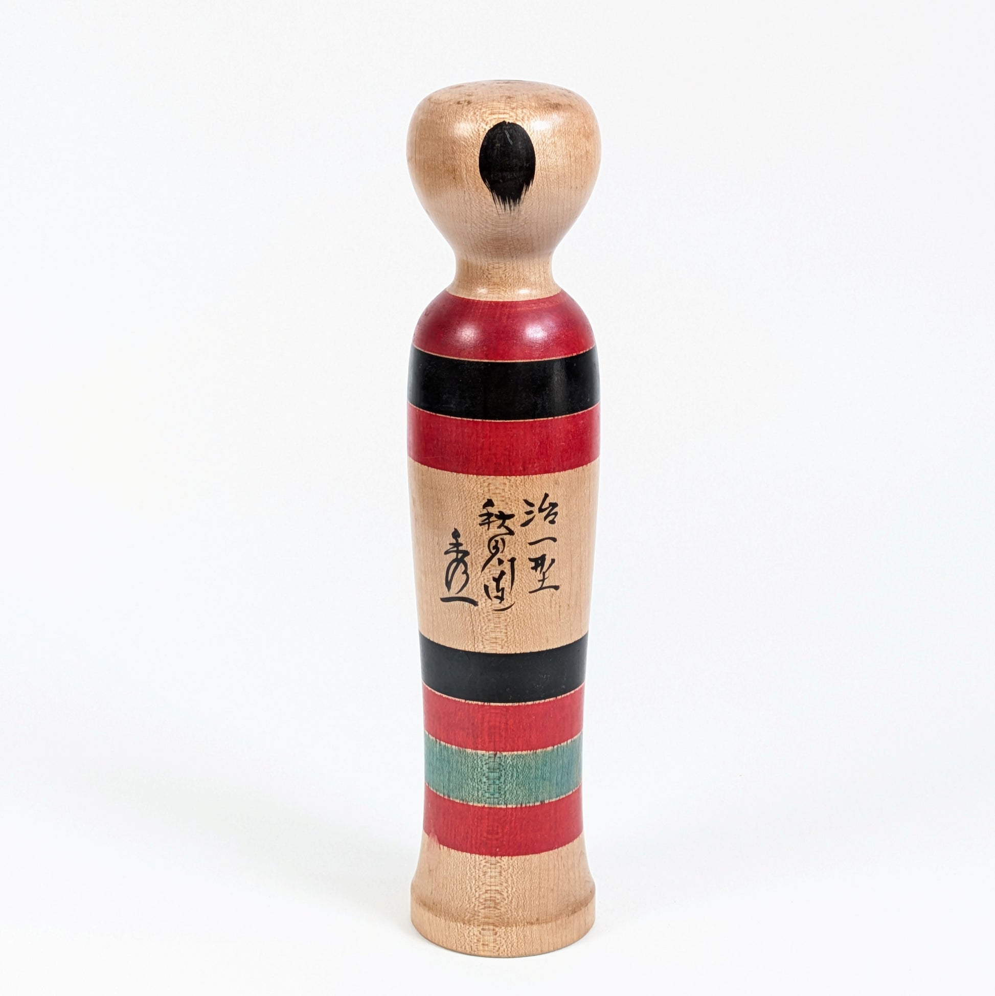 Dos d’une kokeshi traditionnelle Kijiyama signée Satō Hideichi 佐藤秀一 avec inscription Jiichi-gata 治一型