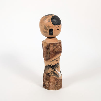 Kokeshi japonaise par Sato Kôson avec peinture à l’encre japonaise représentant Aizu Bandai-san et paysage de montagne.