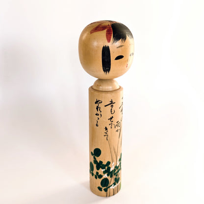 Kokeshi sosaku de Sendai signée Usuki Hakuhō, poupée japonaise en bois avec motifs hagi et susuki, profil droit