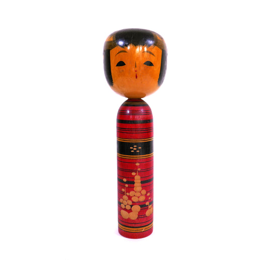 Vue frontale d’une poupée kokeshi moderne artisanale de Katsumi Sasaki.