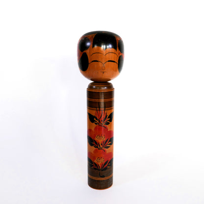 Kokeshi japonaise Shingata artisanale par Kiyohara Takao, décor peint de camélias rouges et feuilles noires, vue de face.