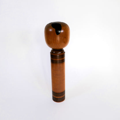 Kokeshi japonaise Shingata artisanale par Kiyohara Takao, vue de dos avec décor de camélias rouges.