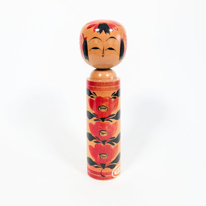 Kokeshi shingata primée au concours national japonais, décor tsubaki rouge et signature Takeshi 武志