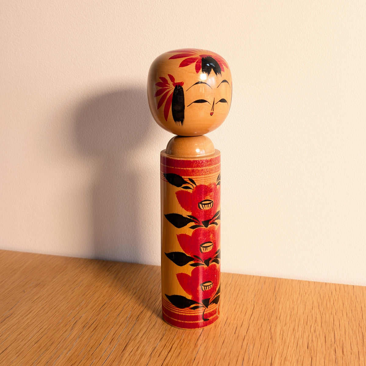 Kokeshi shingata signée Takeshi 武志, poupée japonaise vintage en bois avec décor camélia tsubaki rouge