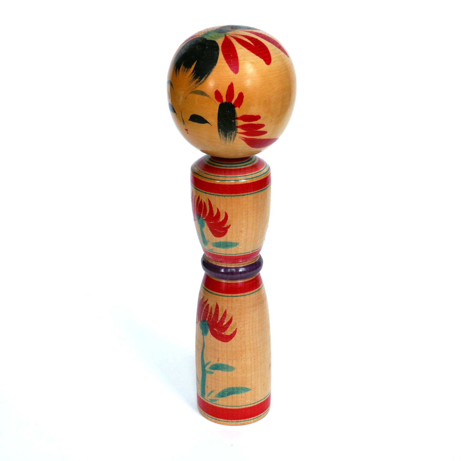 Vue de profil gauche d'une kokeshi shingata de Yanome Hachizō, artisan de Shiroishi