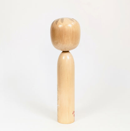Dos de la kokeshi Shūhō, bois tourné clair et finition brillante, pièce japonaise vintage d’époque Shōwa.