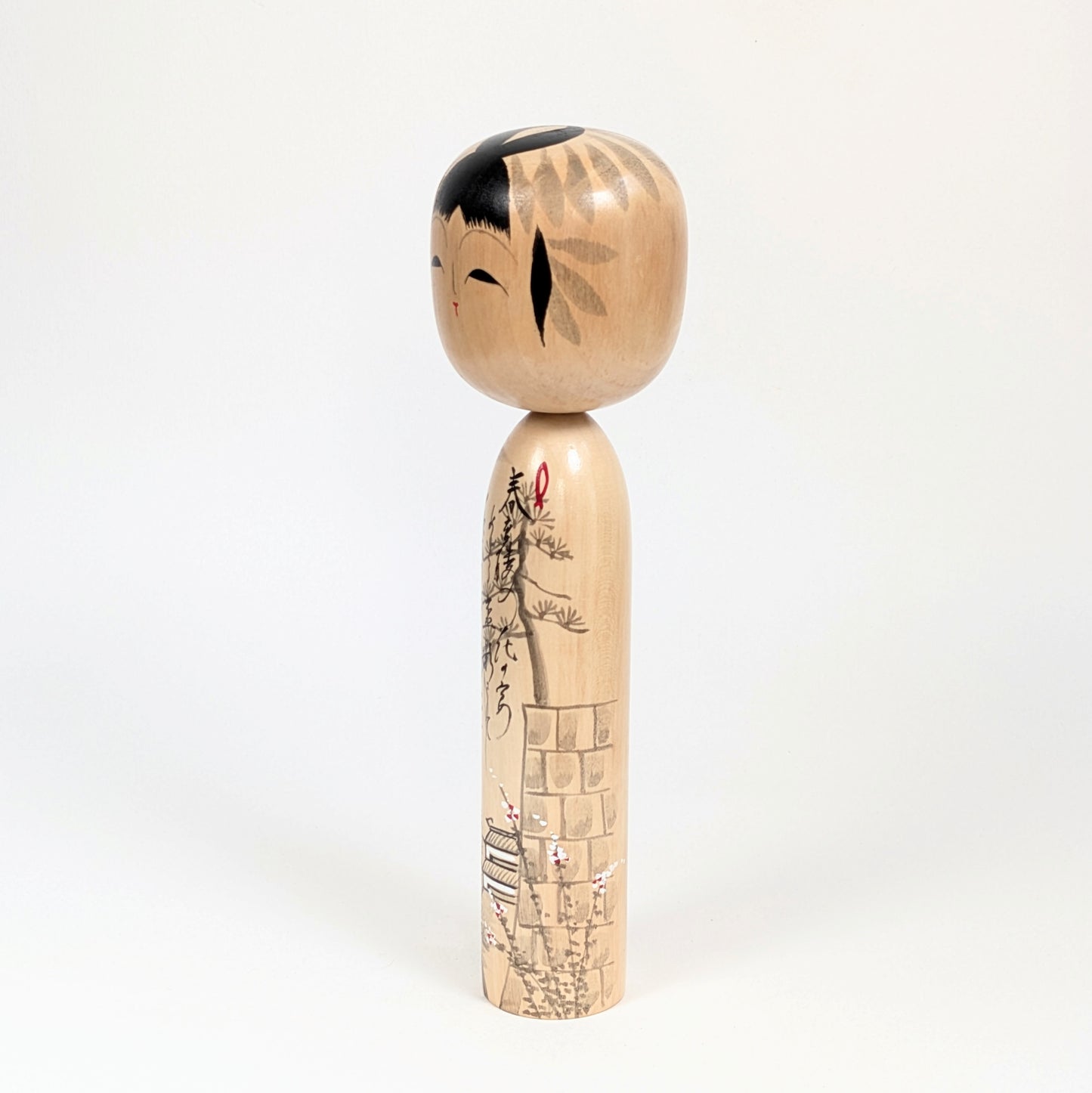Kokeshi Shūhō sur le thème de Sendai, avec pin, fleurs et paysage de château japonais peint sur le corps. 30,5 cm