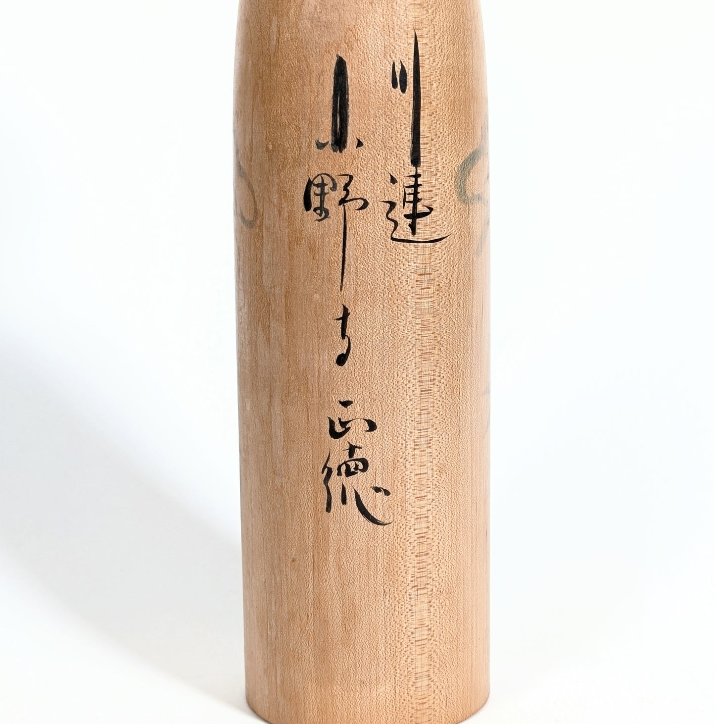 Signature de l’artiste japonais Onodera Masanori sur kokeshi traditionnelle en bois
