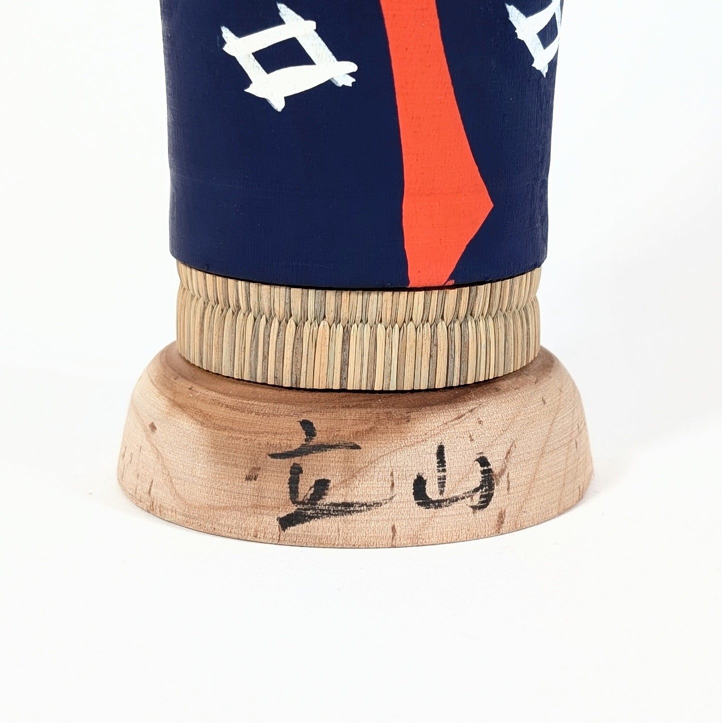 Signature kanji Tateyama 立山 sur base en bois d’une kokeshi japonaise, indiquant son origine montagneuse